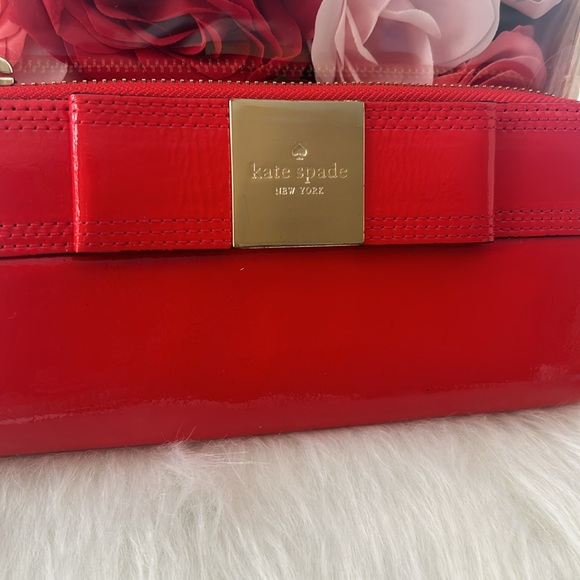 Kate spade red patent Leather Bow Zip Around wallet, EUC - Picture 3 of 11